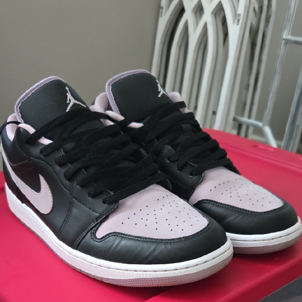 2023

Air Jordan 1 Low SE 'Black Iced Lilac'